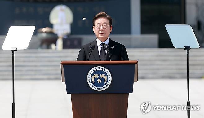 현충일 추념사 하는 이재명 대통령 (서울=연합뉴스) 홍해인 기자 = 이재명 대통령이 6일 서울 동작구 국립서울현충원에서 열린 70회 현충일 추념식에서 추념사를 하고 있다. 2025.6.6 [대통령실통신사진기자단] hihong@yna.co.kr