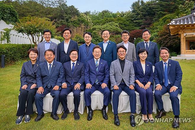 이재명 대통령, 여당 지도부와 만찬 (서울=연합뉴스) 한상균 기자 = 이재명 대통령이 7일 서울 한남동 관저에서 만찬에 참석한 더불어민주당 지도부 의원들과 기념촬영을 하고 있다. 2025.6.7 [대통령실 제공. 재판매 및 DB 금지] xyz@yna.co.kr