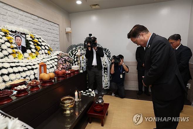 김충현씨 빈소 찾은 우원식 국회의장 (태안=연합뉴스) 김소연 기자 = 우원식 국회의장이 8일 충남 태안군 태안의료원에 마련된 김충현 씨의 빈소를 찾아 조문하고 있다. 김씨는 지난 2일 태안화력발전소 내 한전KPS 태안화력사업소 기계공작실에서 발전설비 부품을 절삭가공 하다 기계에 끼이는 사고로 숨졌다. 김씨는 한국서부발전 태안화력의 1차 정비 하청업체인 한전KPS의 재하청을 받은 한국파워O&M 소속이다. 2025.6.8 [공동취재] soyun@yna.co.kr