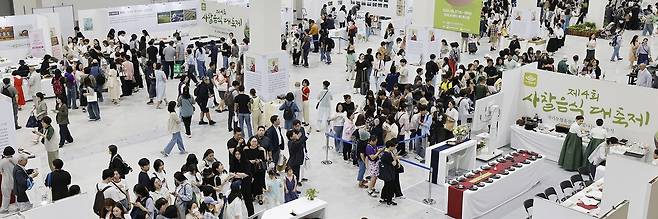 붐비는 사찰음식 대축제장 (서울=연합뉴스) 7일 '제4회 사찰음식 대축제'가 열린 서울 서초구 aT센터 제1전시장이 방문자들로 붐비고 있다. [대한불교조계종 한국불교문화사업단 제공. 재판매 및 DB 금지]