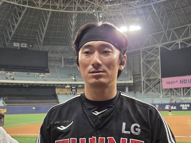인터뷰하는 LG 신민재 (서울=연합뉴스) 하남직 기자 = LG 신민재가 8일 서울 구로구 고척스카이돔에서 열린 프로야구 키움과의 방문 경기에서 맹활약한 뒤 취재진과 인터뷰하고 있다.