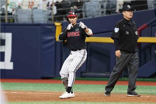 LG 톱타자 신민재 6일 경기 사진. [LG 트윈스 제공. 재판매 및 DB 금지]