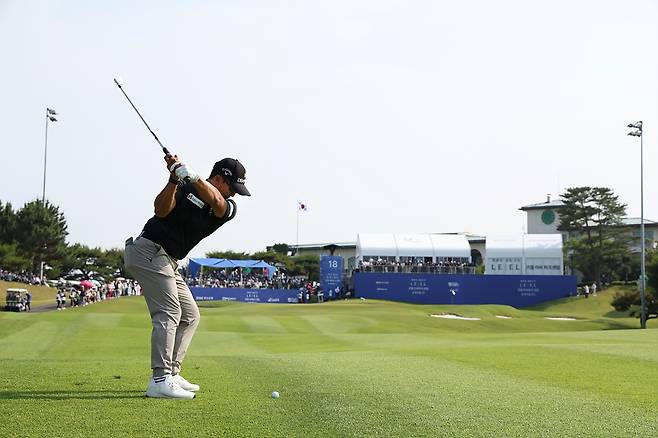 김홍택의 18번 홀 아이언샷. [KPGA 제공. 재판매 및 DB 금지]