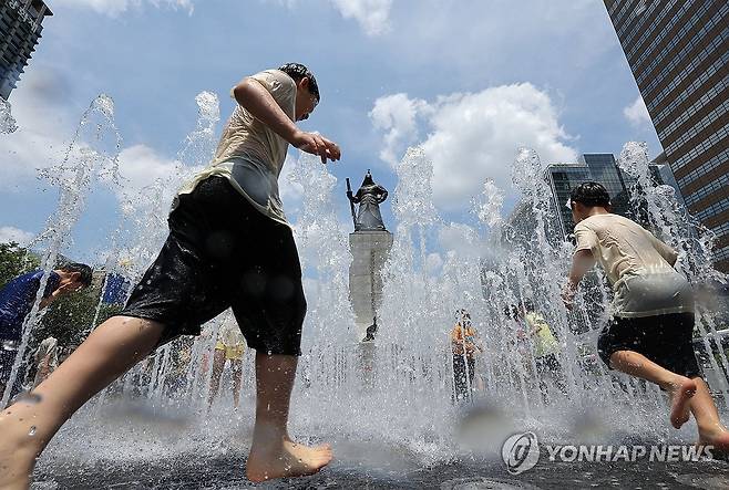 서울 초여름 날씨 (서울=연합뉴스) 류영석 기자 = 초여름 날씨를 보이는 8일 서울 광화문광장 이순신 장군 동상 앞 바닥 분수에서 어린이들이 뛰놀고 있다. 2025.6.8 ondol@yna.co.kr
