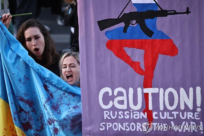 안나 네트렙코 공연 반대 시위(2023년 12월) [EPA 연합뉴스 자료사진. 재판매 및 DB 금지]