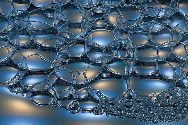 물위에 있는 거품들