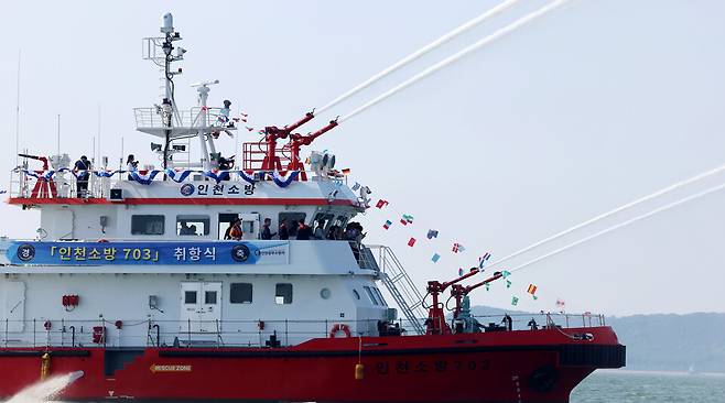 ▲&nbsp;9일 인천 중구 인천대교 일대에서 인천 소방정 703호가 시범 방수를 하고 있다. 이번에 새로 교체된 소방정 703호는 인천 도서지역을 포함한 인근 해역에 투입돼 선박 화재와 인명 피해 등 해양 사고에 대응한다. /이재민 기자 leejm@incheonilbo.com