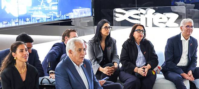 ▲ 9일 인천 연수구 인천경제자유구역청을 방문한 모로코 경제사절단원들이 G타워 스마트시티 운영센터를 둘러보고 있다. /이호윤 기자 256@incheonilbo.com