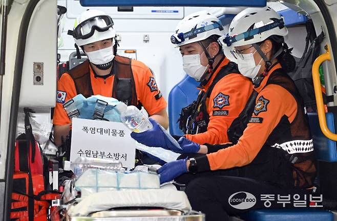 9일 오전 수원시 권선구 수원남부소방서에서 남부119안전센터 이윤호 소방장, 백지민 소방교, 이진성 소방사가 얼음조끼와 아이스팩 등 폭염 대비 물품을 점검하고 있다. 임채운기자