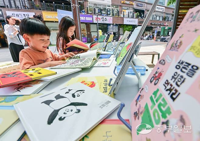 화성시 홍사용문화거리 일원에서 열린 제1회 화성특례시 북 페스티벌을 찾은 어린이들이 동화책을 읽고 있다. 임채운기자