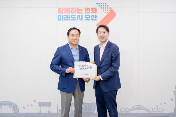 이권재 오산시장(왼쪽)과 이준석 국회의원이 7일 오산시청 시장 집무실에서 간담회를 갖고 화성 장지동 일원에 추진 중인 초대형 물류센터 건립 계획 전면 백지화를 위해 공동 대응하기로 뜻을 모았다. [사진=오산시]