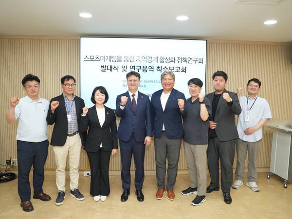 스포츠마케팅을 통한 지역경제 활성화 정책연구회 의원들 <인천 강화군 제공>