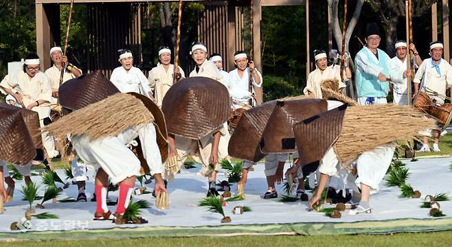 2023년 9월 11일 대전 서구 샘머리공원에서 숯뱅이두레 공연단이 제64회 한국민속예술제를 앞두고 맹연습을 하고 있다. (사진= 이성희 기자)