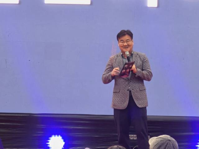 최명서 영월군수는 축사에서 충주 출신 이시종 전 충북지가 (당시)1981년 33세 젊은 나이에 영월군수로 부임한 당시 주택, 교육, 환경 등 성과에 대해 말하며 오늘 이런 행사에 충주예술인협회 문화 협력을 맺은 것은 문화가 살아있기 때문이라고 말했다. 사진=김의상 기자