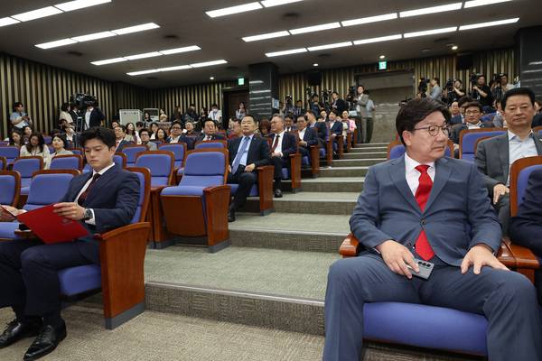 ▲ 국민의힘 김용태 비상대책위원장과 원내대표직 사퇴를 선언한 국민의힘 권성동 원내대표가 9일 서울 여의도 국회에서 열린 의원총회에 참석해 있다. 연합뉴스