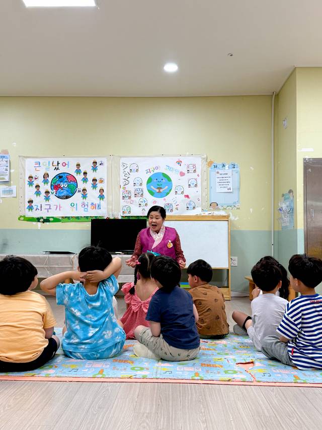 지난 5일 인후유치원을 찾은 '이야기 할머니' 이점식 할머니가 아이들에게 옛날 이야기를 들려 주고 있다. 박현우 기자