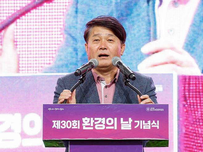제30회 환경의 날 기념식에서 이성룡 울산시의회 의장이 축사를 하고 있다. 이수화 기자