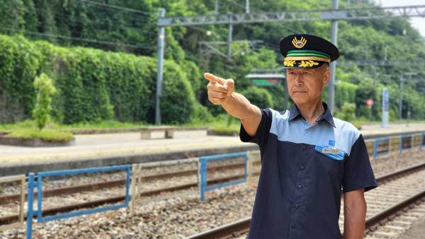 원동역 플랫폼에서 열차의 안전 운행을 위한 수신호를 하고 있는 김용옥 역장.