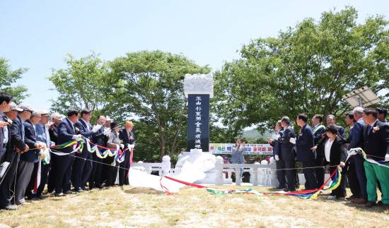 9일 오전 함양 서상중·고등학교 앞에서 옥산 박성필 명예회장의 송덕비 제막식이 열리고 있다.