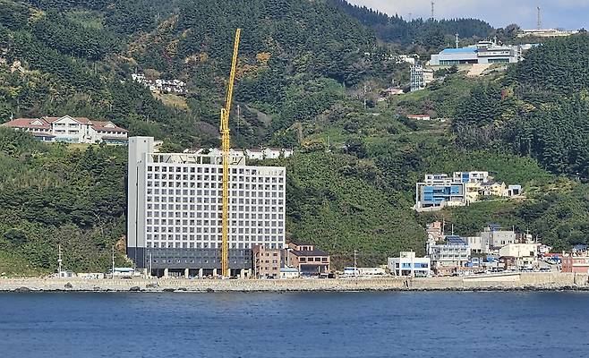 바다에서 바라본 호텔라마다 울릉./김두한 기자