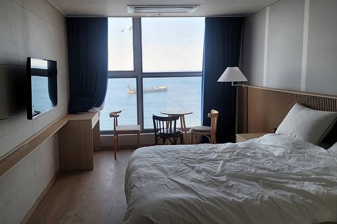 침실에서 바다본 사동리 바다./김두한 기자