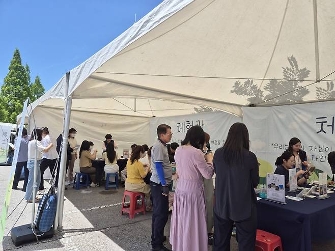 칠곡군 보건소 주차장 내에서 ‘직장인 고민상담소’를 운영하고 있다. /칠곡군 제공