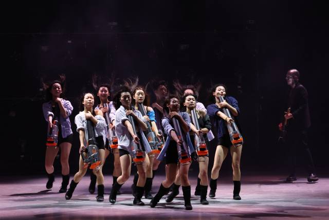 8일 오후 부산 해운대구 영화의전당 하늘연극장에서 선보인 한-프랑스(부산-칸) 공동 협력 창제작 공연 '노 매터'(NO MATTER) 모습. 부산국제무용제 제공