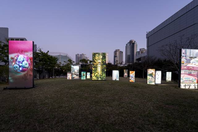 부산시립미술관 야외 조각공원에 전시 중인 '디지털 서브컬처' 전경 사진. 부산시립미술관 제공