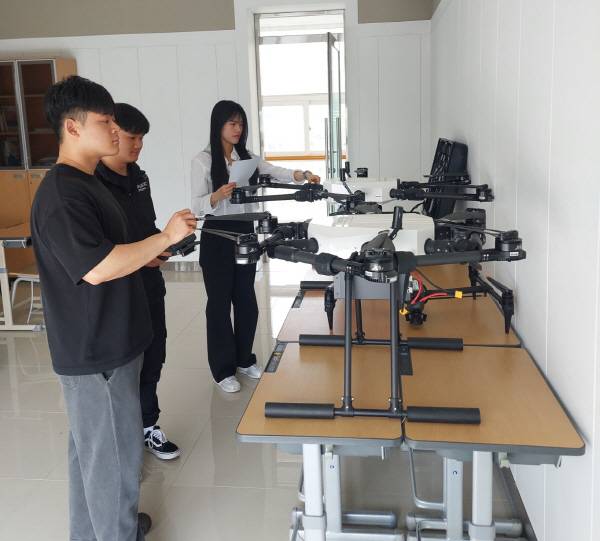 경북보건대학교가 'K-U시티 스마트물류 인재양성 프로젝트'로 개설한 드론 전문가 1급 교육 현장.