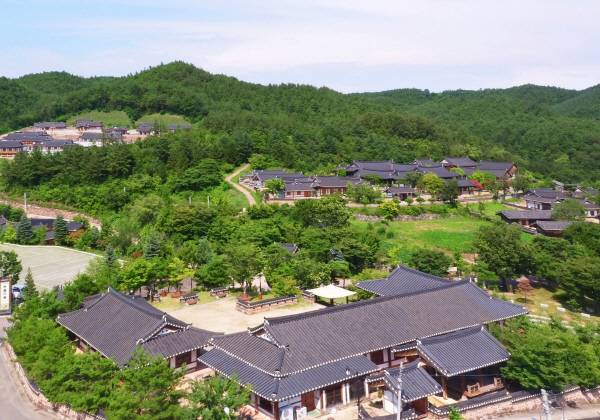 최초의 한글조리서 음식디미방이 있는 석보면 두들마을 전경.