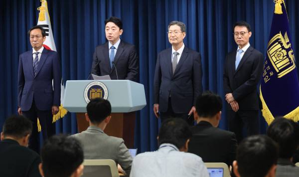 강훈식 대통령 비서실장이 8일 용산 대통령실에서 정무,홍보,민정 수석 인선을 발표하고 있다. 왼쪽부터 우상호 정무수석, 강 비서실장, 오광수 민정수석, 이규연 홍보소통수석.연합