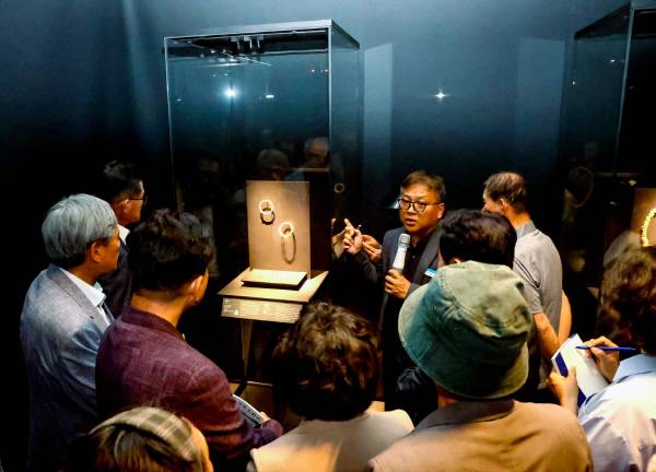 5일 조문국박물관에서 개막한 '황금빛 매혹, 신라 장신구' 특별전 현장.사진은 배기석 학예팀장이 내빈들에게 6세기 신라의 금세공 예술을 대표하는 '경주 노서리 출토 금팔찌(보물)'에 대해 전시 해설을 진행하고 있다. 의성군