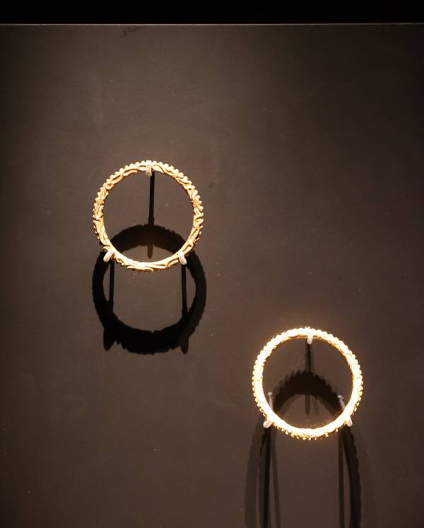 6세기 신라 귀족의 손목을 장식했던 금제팔찌(보물)는 서로 꼬리를 문 네마리 용이 생동감 있게 새겨져 있어, 당시 지배층의 권위와 장인의 섬세한 조형 감각을 동시에 보여준다. 의성군