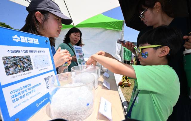 지난 7일 창원용지문화공원에서 열린 제17회 창원그린엑스포에서 한 아이가 패트병 재활용에 관한 체험을 하고 있다./성승건 기자/