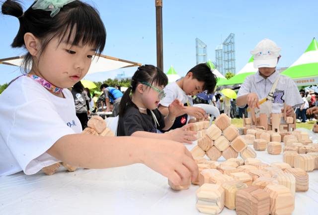 지난 7일 창원용지문화공원에서 열린 제17회 창원그린엑스포에서 아이들이 그린놀이존 체험을 하고 있다./성승건 기자/