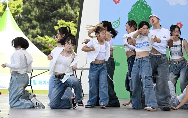 지난 7일 창원용지문화공원에서 열린 제17회 창원그린엑스포에서 진해청소년수련관 댄스동아리 공연이 펼쳐지고 있다./성승건 기자/