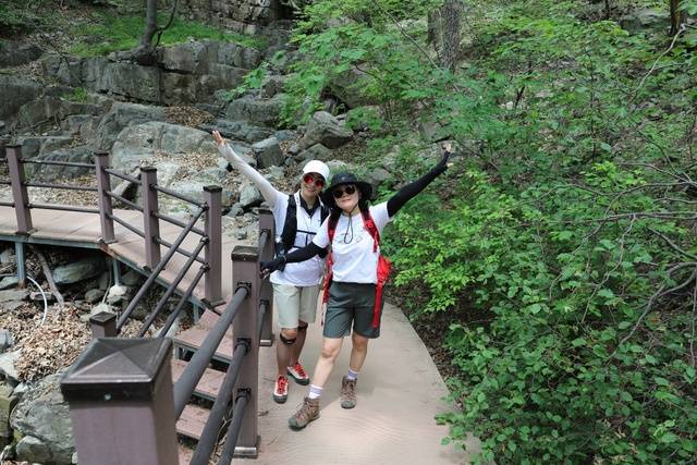 포항 내연산 전국산행대회에 참가한 여성 등산객들이 등산로에서 두 팔을 벌리며 포즈를 취하고 있다.