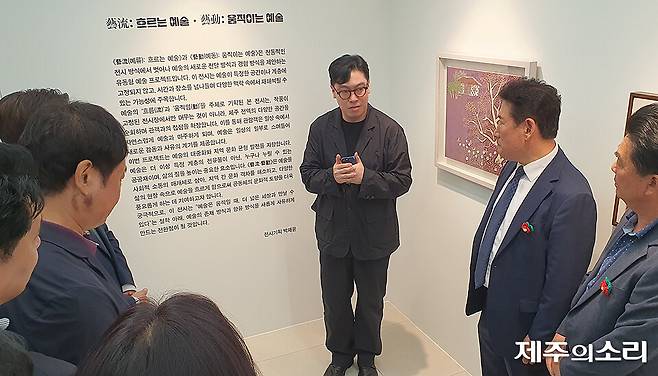 9일 오후 4시 제주시 중앙지하상가 8번 출구 공실 점포에서 문화예술 전시공간인 숨비마루 개소식이 열리고 있다. ⓒ제주의소리