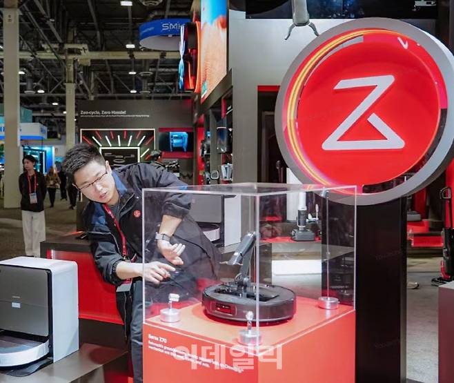 루췐 사로스 Z70 글로벌 프로덕트 매니저가 제품을 살펴보는 모습.(사진=로보락)