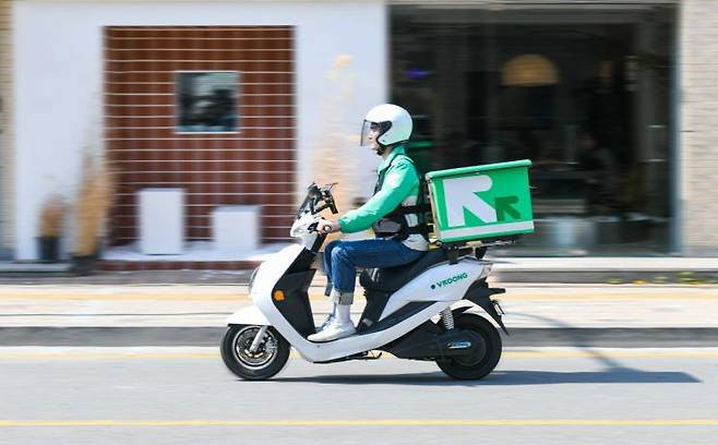 부릉 라이더가 배달 업무를 수행하고 있다. (사진=hy)