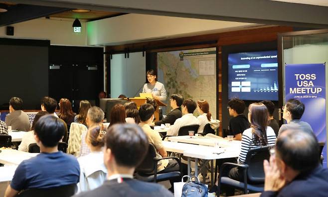 토스 이승건 대표가 ‘토스 USA 밋업’ 행사에서 사업 비전과 개발 친화적 업무 환경을 설명하는 모습