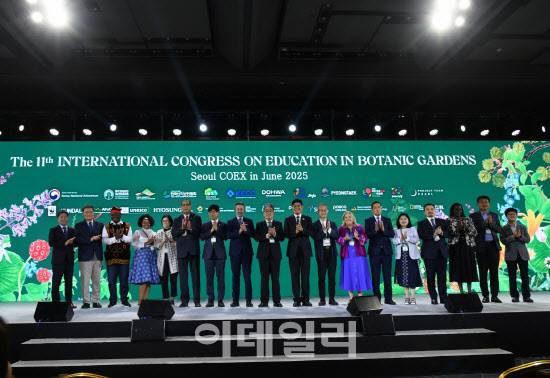 9일 서울 코엑스에서 ‘제11차 세계식물원교육총회(ICEBG)’ 개막식이 열린 가운데 산림청과 국립수목원, 국제식물원보전연맹(BGCI) 관계자들이 기념촬영을 하고 있다. (사진=산림청 제공)