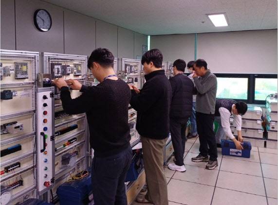 한국기술교육대가 산업 맞춤형 인력양성교육의 일환으로 운영 중인 ‘자동화설비기반 전장제어’ 교육.(사진 제공=한국기술교육대)