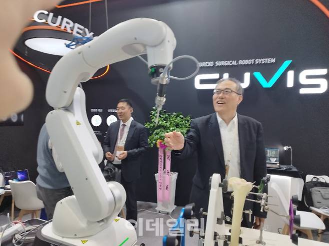 CEO Lee Jae-jun of Curexo observing a demonstration of the joint surgery robot “CUVIS-Joint” at KIMES 2024, held at COEX, Seoul in March 2024. (Photo=Jiwan Kim)