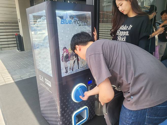 - 뽑기로 만마전 포토카드 세트를 획득했다.