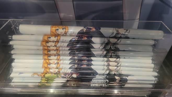 - 컬래버의 추억을 남기기 좋은 포스터