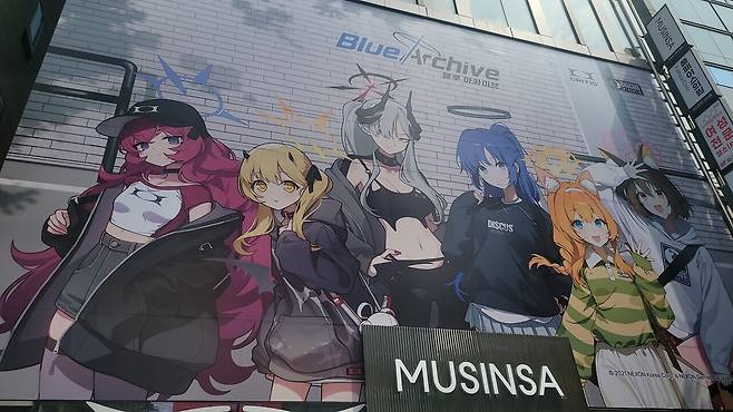 - 지나가는 모든 사람의 시선을 강탈한 학생들