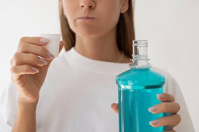 일부 가글 제품은 구강건조증 환자나 어린이가 사용하기에는 부적절하다. [사진=게티이미지뱅크]