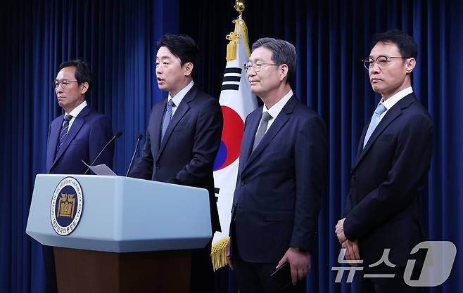 강훈식 대통령 비서실장이 8일 서울 용산구 대통령실 청사에서 수석급 인선 발표를 하고 있다. 이재명 대통령은 대통령실 정무수석비서관에 우상호 전 더불어민주당 의원을, 민정수석비서관과 홍보수석비서관에 오광수 대륙아주 변호사와 이규연 전 JTBC 대표를 임명했다고 강 비서실장이 이날 브리핑을 통해 밝혔다. 왼쪽부터 우상호 정무수석, 강훈식 비서실장, 오광수 민정수석, 이규연 홍보수석. 2025.6.8/뉴스1 ⓒ News1 박지혜 기자