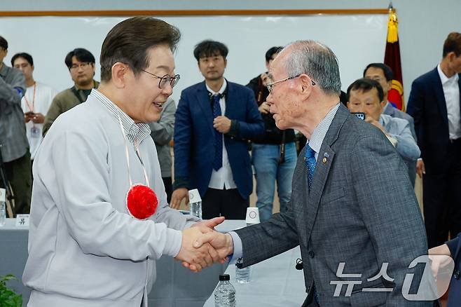 이재명 대통령이 후보 시절이던 지난 5월 7일 오후 전북 익산시 대한노인회 익산지회에서 열린 임원과의 간담회에서 참석자들과 인사하고 있다. 2025.5.7/뉴스1 ⓒ News1 안은나 기자